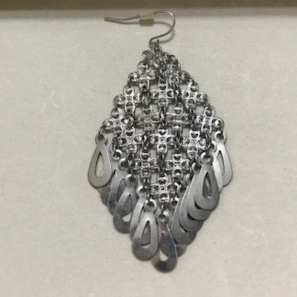 💋Free with $50 Purchase Chainmail Silver Pierced Earrings - Picture 2 of 2